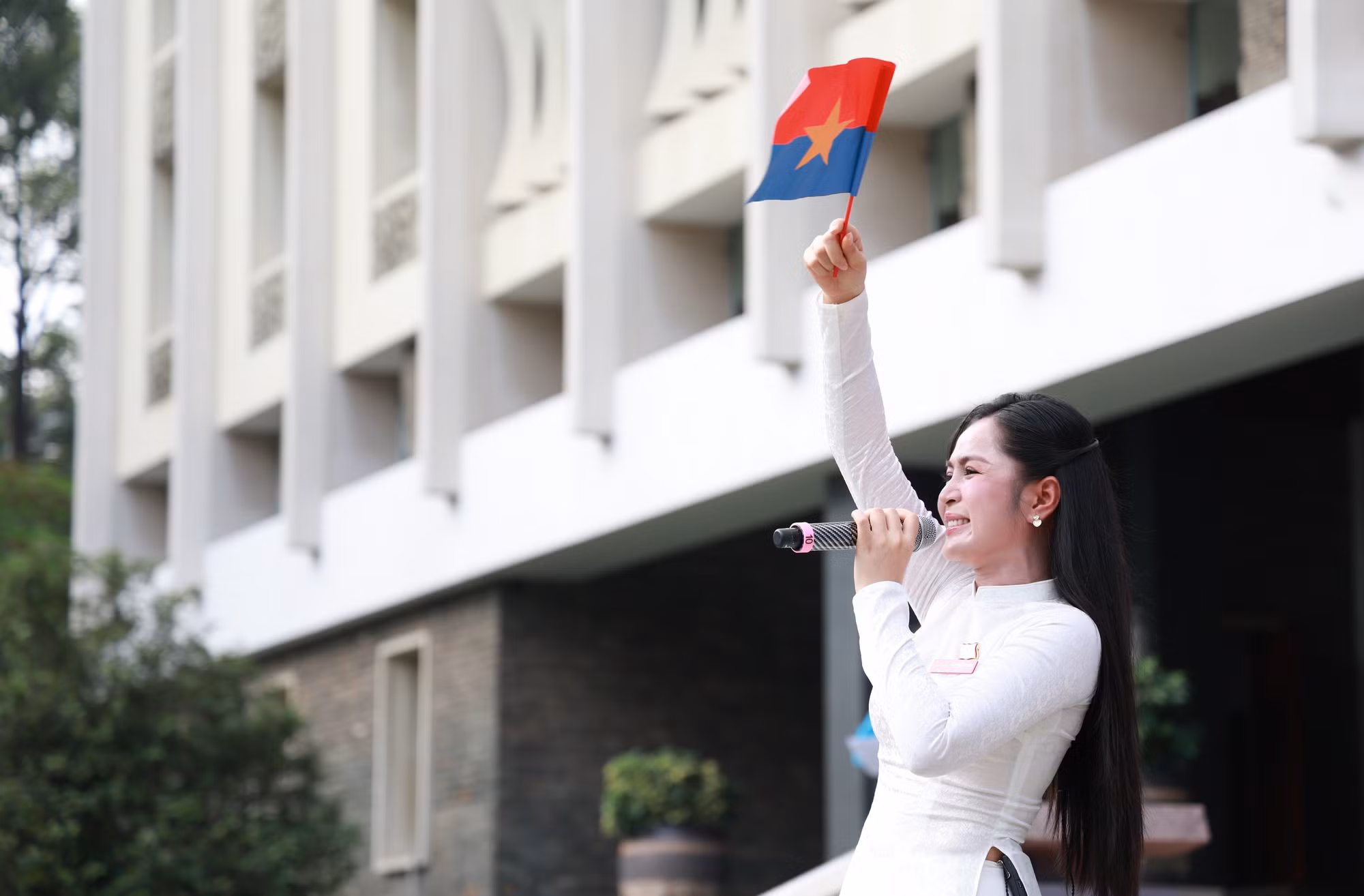 Ca sĩ - Công dân trẻ tiêu biểu TPHCM 2025 Nguyễn Duyên Quỳnh thể hiện ca khúc Thanh niên Việt và Viết tiếp câu chuyện hòa bình tại buổi lễ.