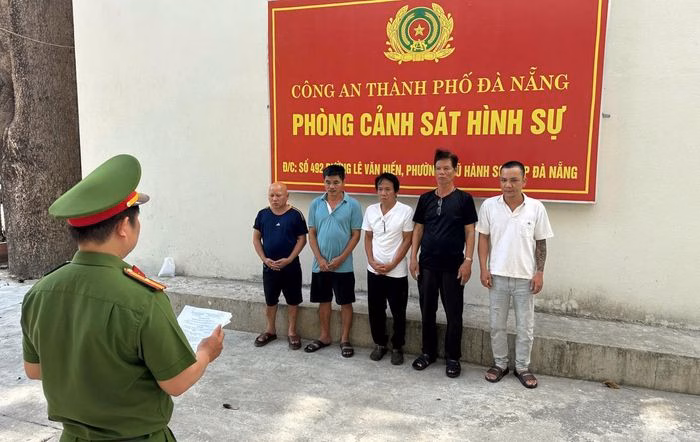 Cơ quan Công an thi hành lệnh bắt các đối tượng có hành vi “Đánh bạc” và “Tổ chức đánh bạc”