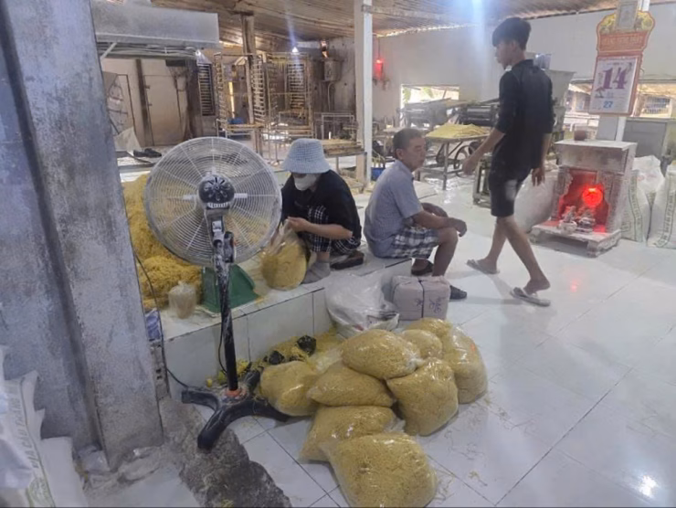 Dây chuyền sản xuất mì tươi "ngậm" hoá chất bị cơ quan chức năng thu giữ. Ảnh: CACC