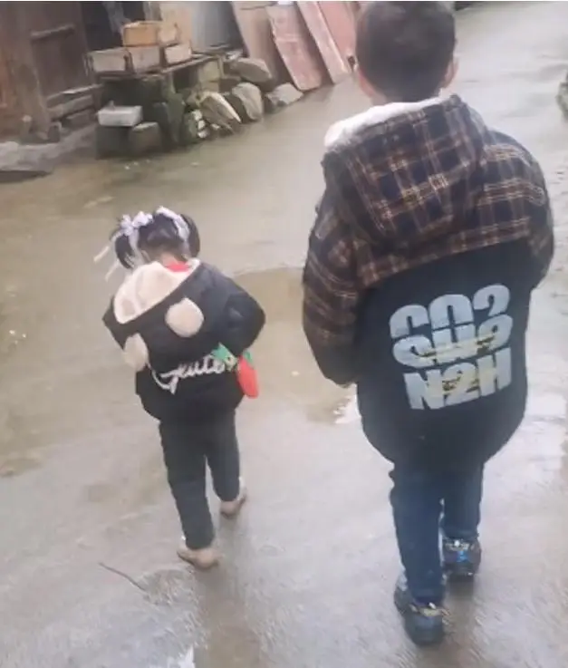 Tình cảm gia đình gắn bó bất chấp nghèo khó và bệnh tật