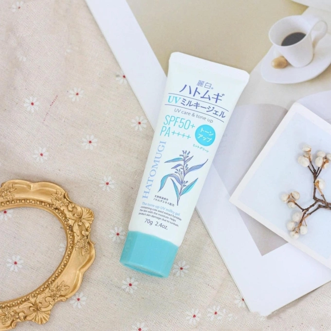 Hatomugi UV Care & Tone Up SPF50+ PA++++: Lựa chọn kinh tế, kết cấu gel nhẹ tênh, cực kỳ phù hợp cho những ngày dài hoạt động ngoài trời. Giá tham khảo: 100.000 đồng