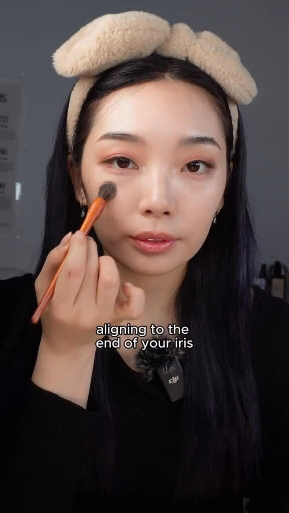 Highlight đúng cách không chỉ giúp gương mặt có chiều sâu mà còn bắt sáng hiệu quả, tạo điểm nhấn thu hút cho bức ảnh. (Video tham khảo: Tiktok _lilyis)