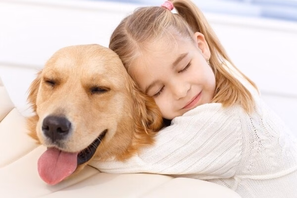 Các sẩn đỏ có mụn nước nhỏ là dấu hiệu đặc trưng khi bị bọ chét tấn công.