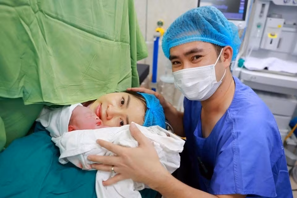 Niềm vui vỡ òa của sản phụ khi đón các con chào đời an toàn.