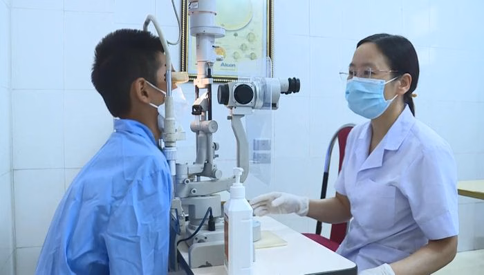 Trẻ nhỏ tiếp xúc sớm với thiết bị điện tử là đối tượng dễ bị tổn thương thị lực nhất.