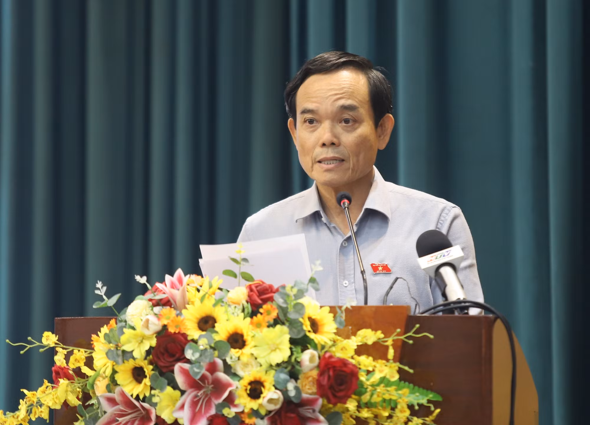 Bí thư Thành ủy TPHCM Trần Lưu Quang trao đổi với cử tri.