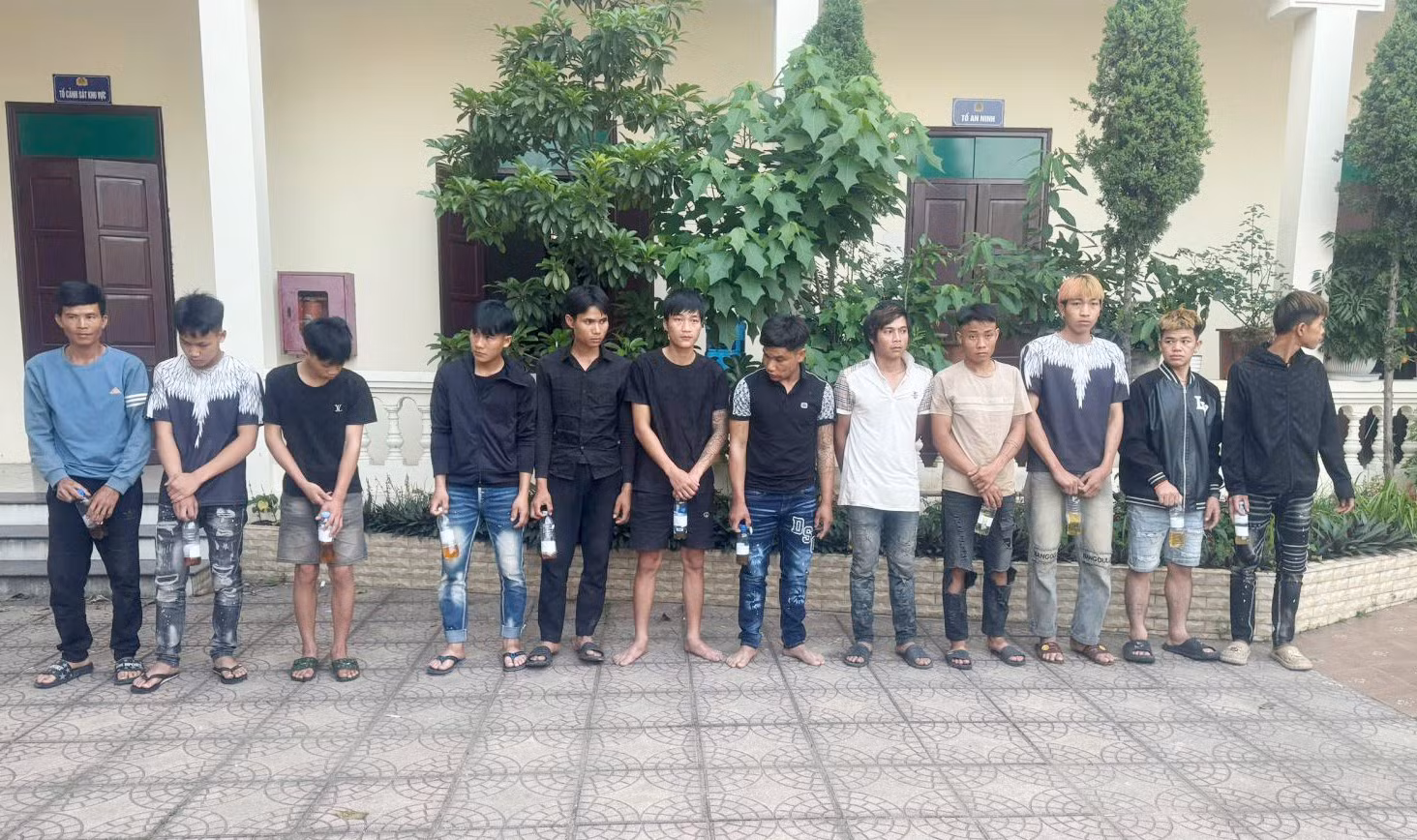 Lực lượng chức năng bắt giữ các đối tượng liên quan đến đường dây ma túy tại Bắc Ninh.