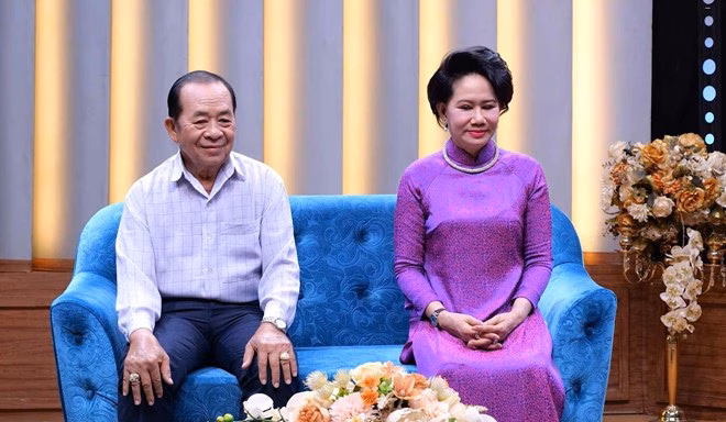 Cặp đôi lệch tuổi chia sẻ về cuộc sống hôn nhân ở chương trình hẹn hò. Ảnh: Đơn vị MCV.