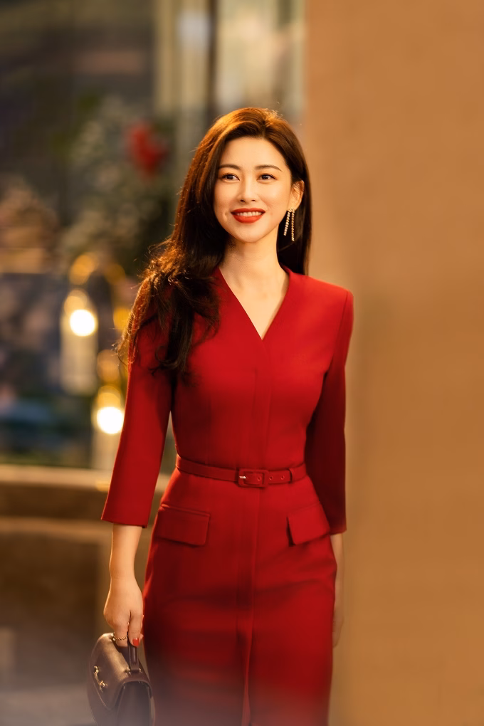 Trong phim mới Mật Ngữ Kỷ đóng cặp với Chung Hán Lương, Chu Châu vào vai một nữ luật sư sắc sảo, độc lập, toát lên vẻ quyến rũ trưởng thành và bản lĩnh trong cả công việc lẫn tình cảm. Ảnh: Weibo
