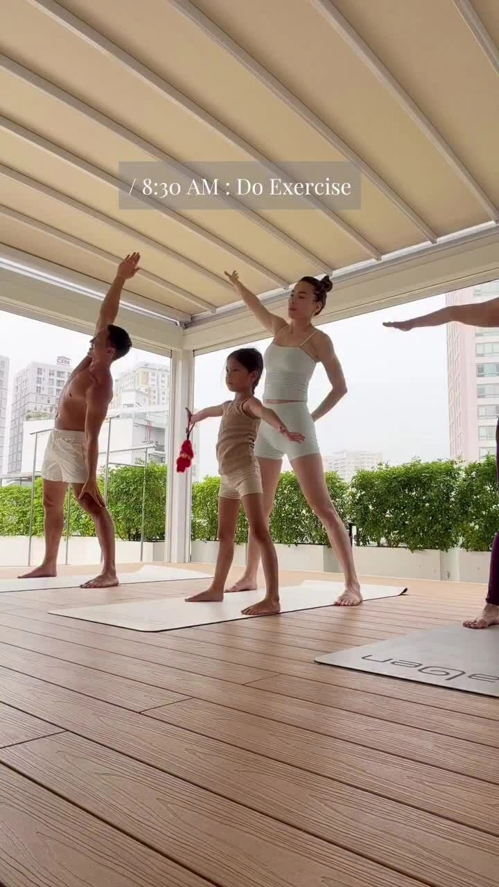 Yoga không chỉ là rèn luyện thể chất mà còn là liệu pháp gắn kết tình cảm gia đình.