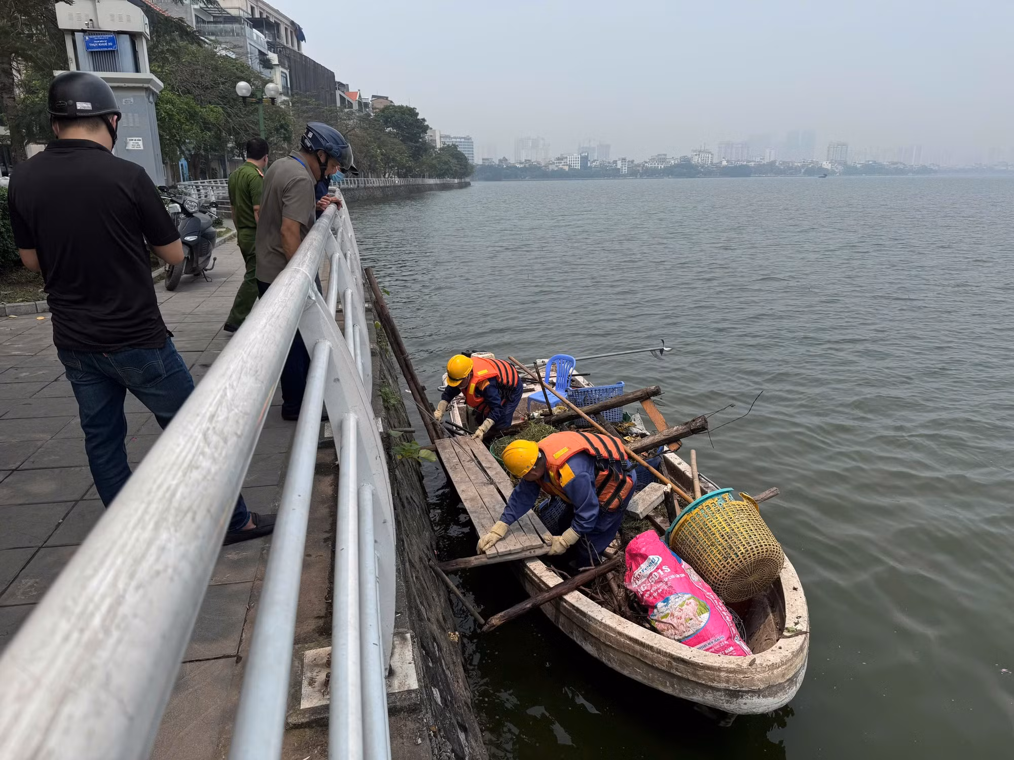 Lực lượng chức năng quyết tâm trả lại không gian văn minh cho danh thắng Hồ Tây.