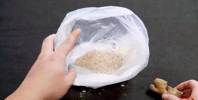 Vùi gừng trong gạo là cách bảo quản truyền thống nhưng vô cùng hiệu quả