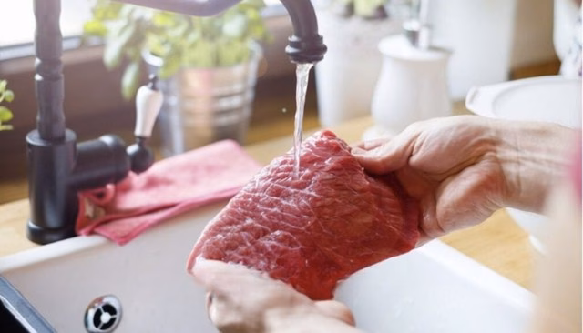 Thay vì rửa dưới vòi, hãy ngâm nhẹ nhàng trong chậu để hạn chế phát tán vi khuẩn.