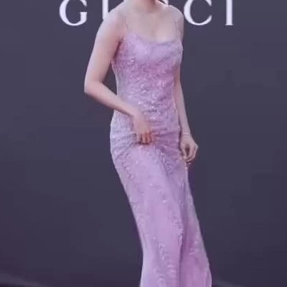 Sự cố vấp ngã được cộng đồng mạng chấm "10 điểm thanh lịch" của Shin Hyun Bin. Video: Soompi