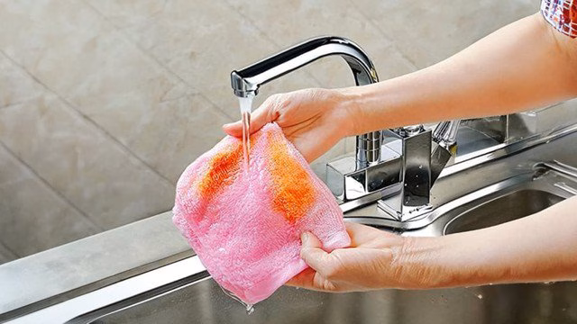 Khăn lau bếp cần được thay mới hoặc khử trùng thường xuyên để đảm bảo an toàn.