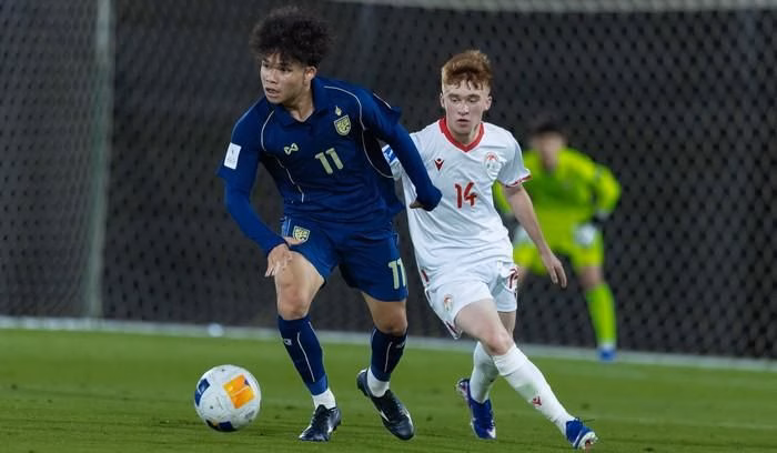 U17 Thái Lan gặp nhiều khó khăn trước lối chơi thể lực của Tajikistan trong ngày ra quân. Ảnh: AFC